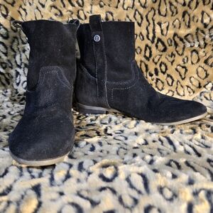 FRYE AND CO. Suede Black Ankle Booties